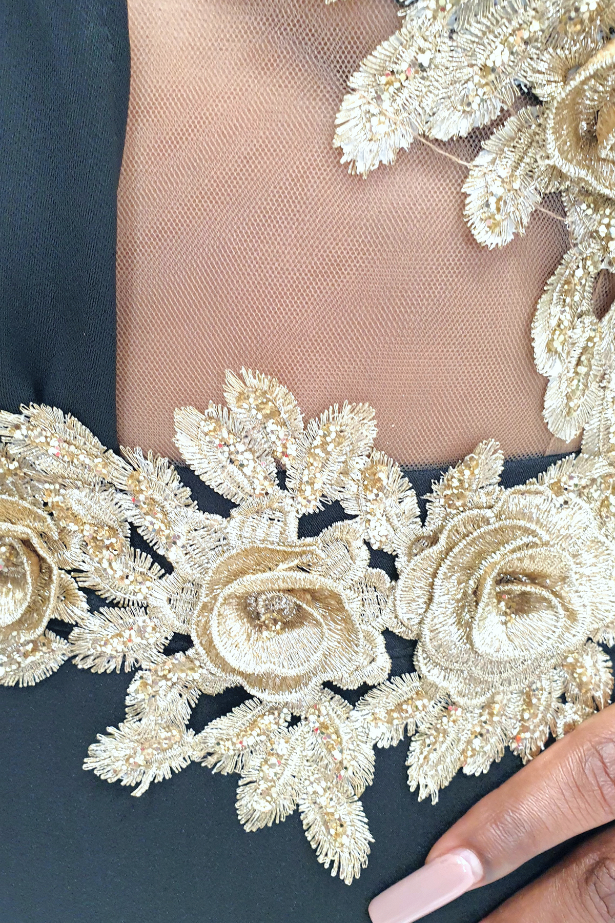 Abito midi nero aderente Bby alla romana con ricami dorati, dettagli eleganti e stile sofisticato in tessuto di alta qualità.