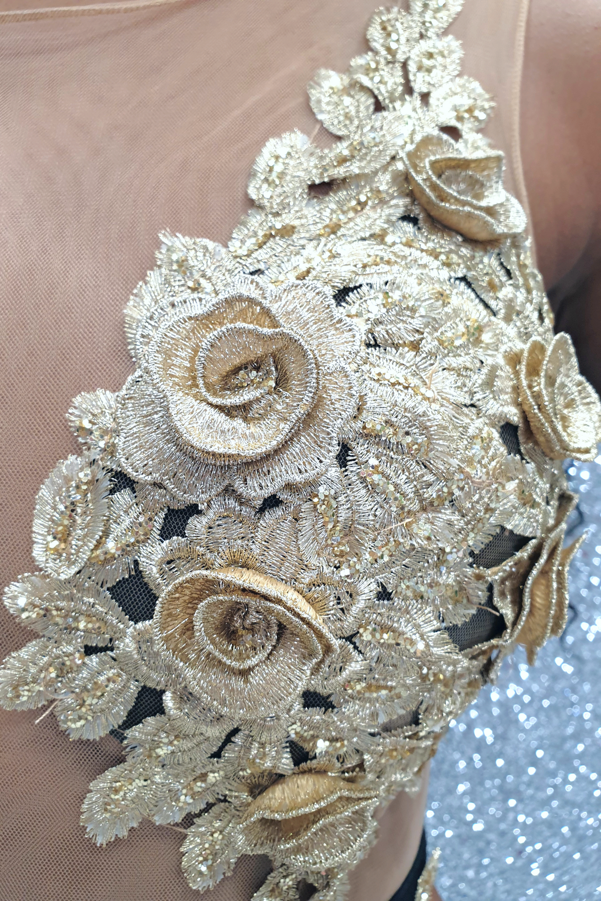 Abito midi nero aderente Bby con ricami dorati e stile alla romana, dettaglio elegante e sofisticato.