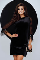 Abito nero in velluto Fofy con linea dritta, maniche in tulle a pois e dettagli di piume, abito corto elegante e alla moda.