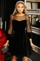 Abito nero in velluto Fofy, svasato, con maniche a tre quarti, scollo in tulle a pois glitterato, abito corto elegante.