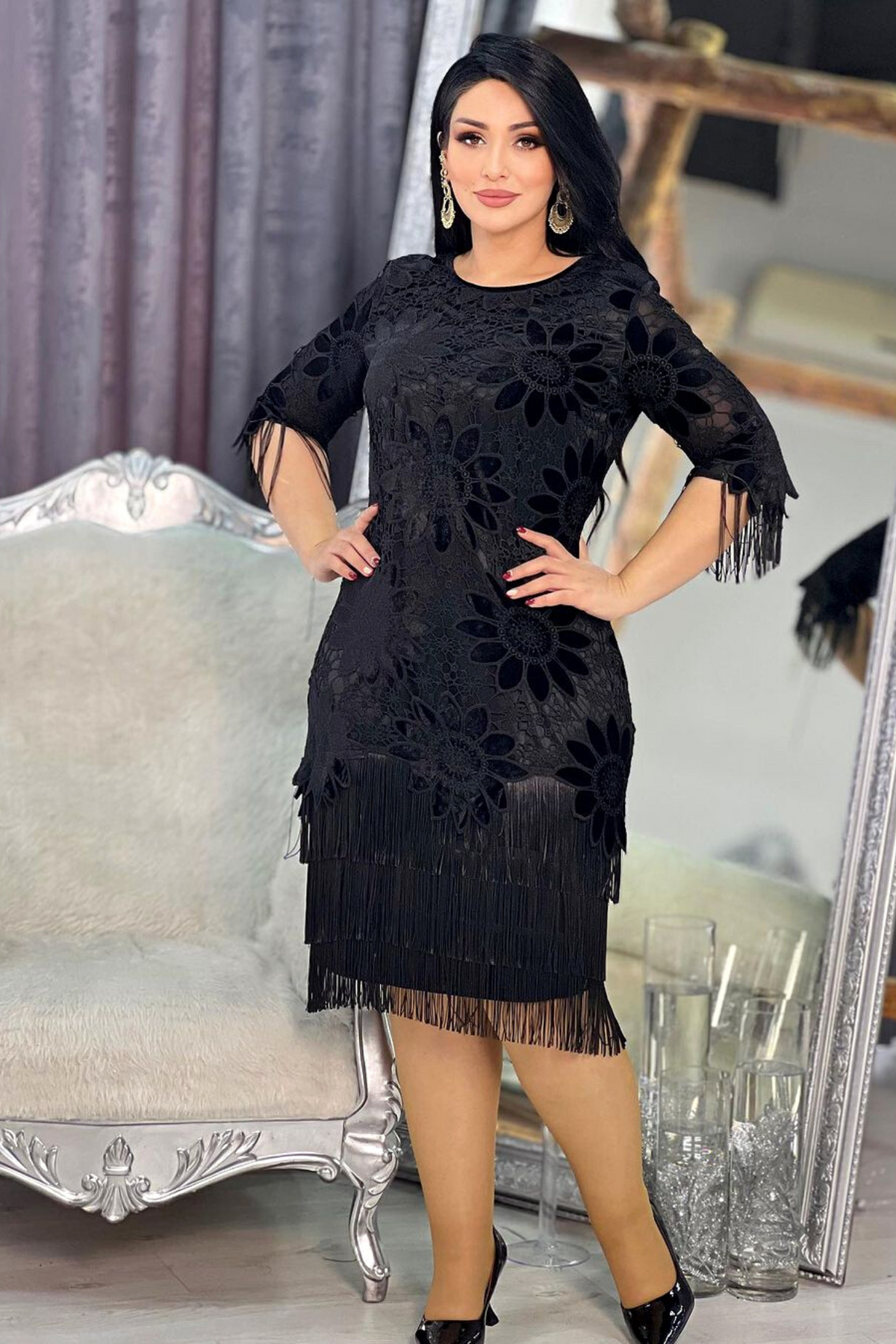 Abito nero linea dritta Moda-Mania per donne curvy con ricami floreali e frange decorative, abito corto elegante e femminile.