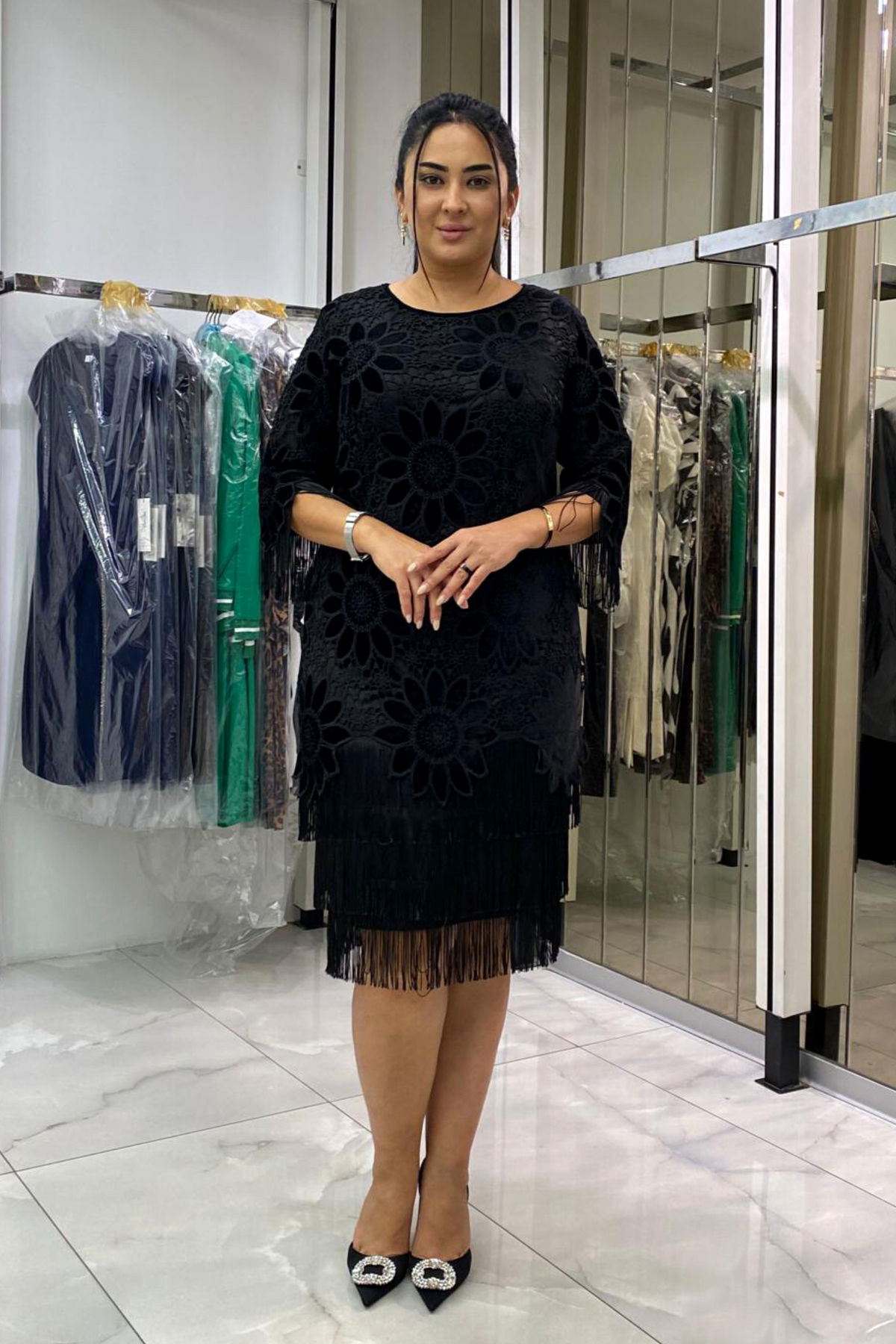 Abito nero donna curvy con linea dritta, ricami floreali e frange decorative, abiti corti Moda-Mania.
