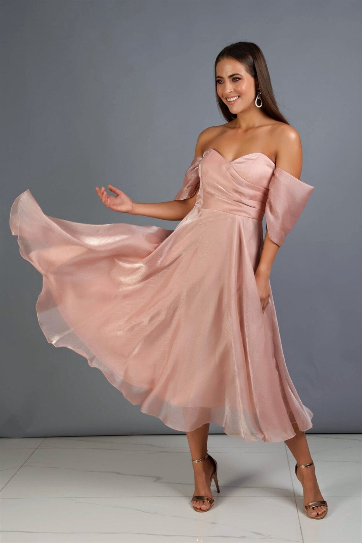 Abito midi svasato in organza pesca con scollo a cuore e maniche cadenti, firma Moda-Mania, dettagli eleganti e femminili