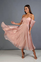 Abito midi svasato in organza pesca con scollo a cuore e maniche cadenti, firma Moda-Mania, dettagli eleganti e femminili