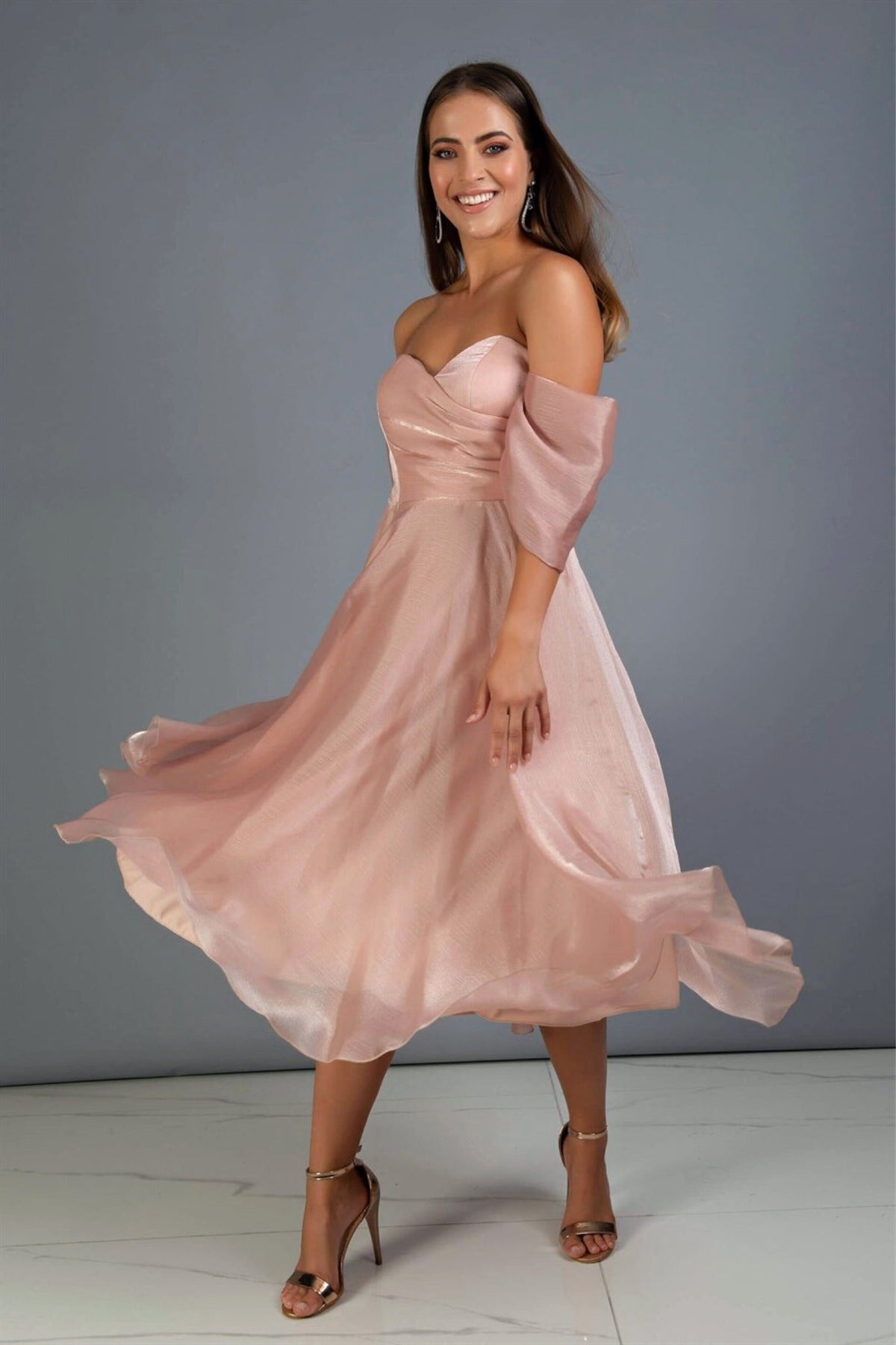 Abito midi svasato in organza pesca con scollo a cuore e maniche cadenti, firma Moda-Mania, vista frontale.