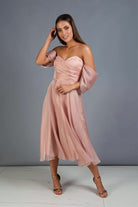 Abito midi svasato in organza pesca Moda-Mania con scollo a cuore e maniche cadenti, dettaglio elegante e raffinato.