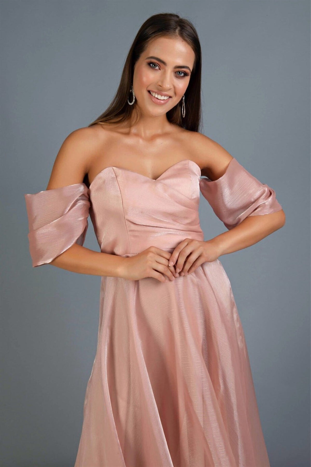 Abito midi svasato in organza pesca con scollo a cuore e maniche cadenti, modello Moda-Mania, vista frontale.
