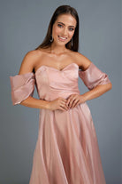 Abito midi svasato in organza pesca con scollo a cuore e maniche cadenti, modello Moda-Mania, vista frontale.
