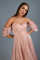 Abito midi pesca svasato in organza con scollo a cuore e maniche cadenti, firmato Moda-Mania, visibile in dettaglio.
