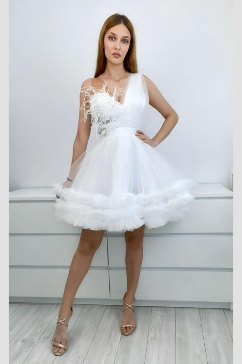 Abito princess bianco Moda-Mania, corto in tulle con corpetto a fiori 3D e piume decorative, dettagli eleganti e raffinati.