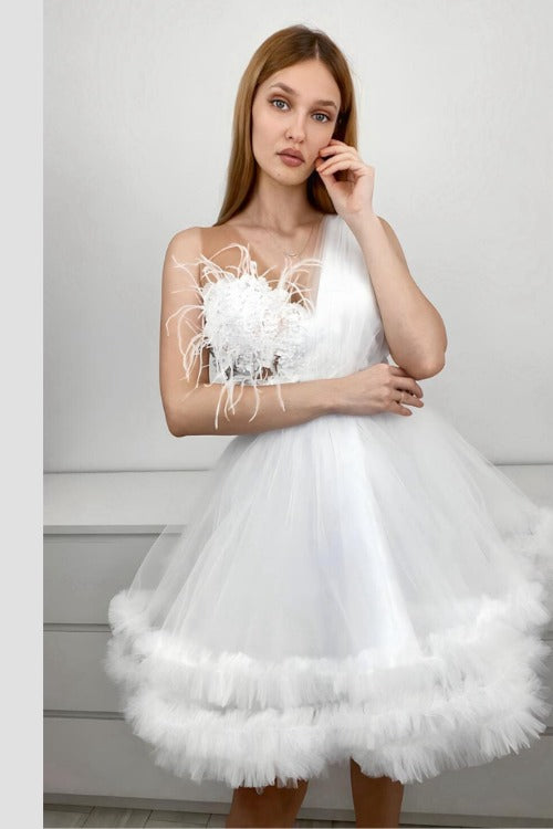 Abito princess bianco Moda-Mania, corti in tulle con corpetto a fiori 3D e piume decorative, ideale per occasioni speciali.
