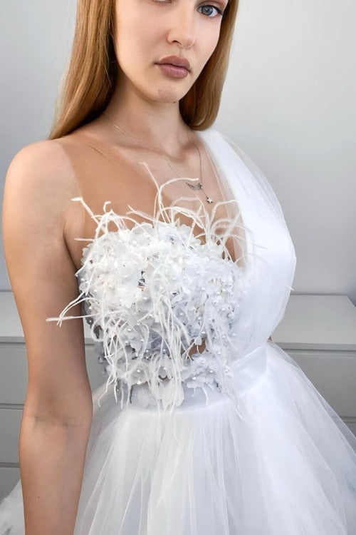 Abito princess bianco Moda-Mania in tulle con corpetto a fiori 3D e piume decorative, abito corto elegante e femminile