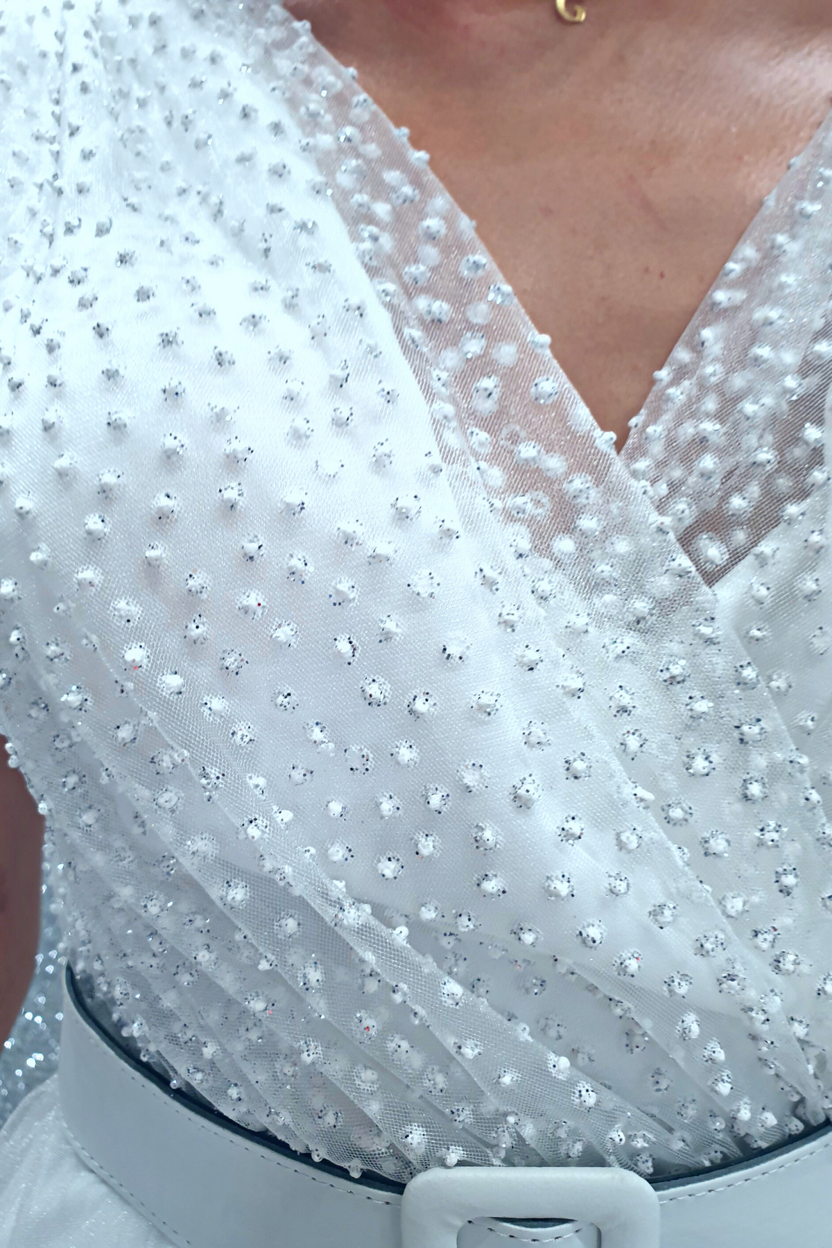 Abito princess bianco in tulle con corpetto a pois glitterati e cintura regolabile, abiti corti Moda-Mania.