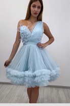Abito princess corti in tulle celeste con corpetto a fiori 3D e piume decorative, firmato Moda-Mania.