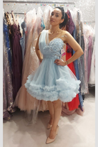 Abito princess corti in tulle celeste con corpetto a fiori 3D e piume decorative, firmato Moda-Mania.