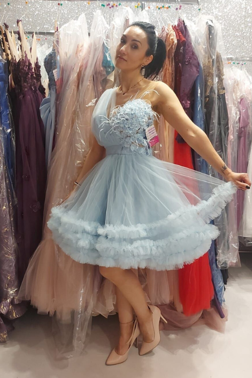 Abito princess celeste Moda-Mania, corto in tulle con corpetto a fiori 3D e piume decorative, visibile frontale con dettagli eleganti.