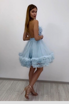 Abito princess corti in tulle celeste di Moda-Mania con corpetto a fiori 3D e piume decorative, dettaglio elegante e raffinato.