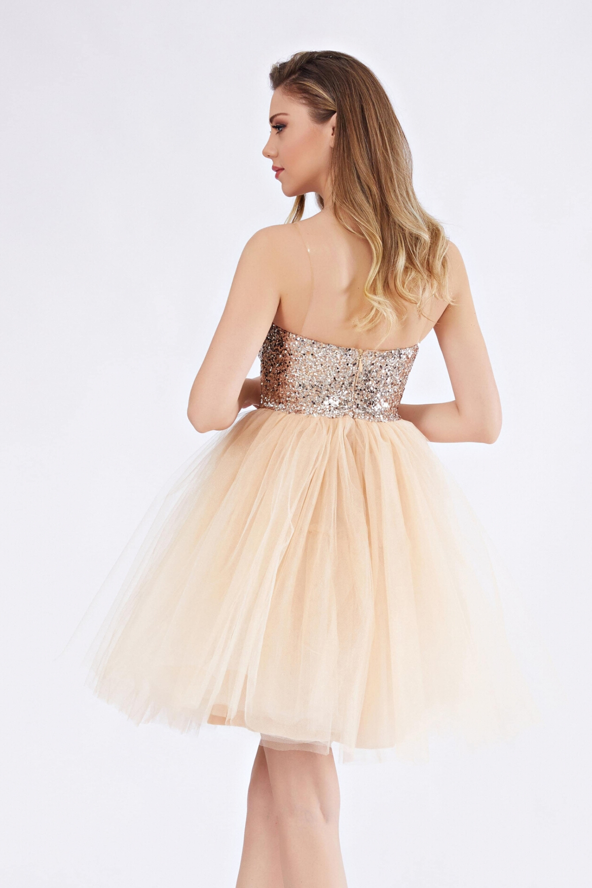 Abito princess dorato Moda-Mania, corto con gonna gonfia in tulle e corpetto a cuore in paillettes, ideale per occasioni speciali.