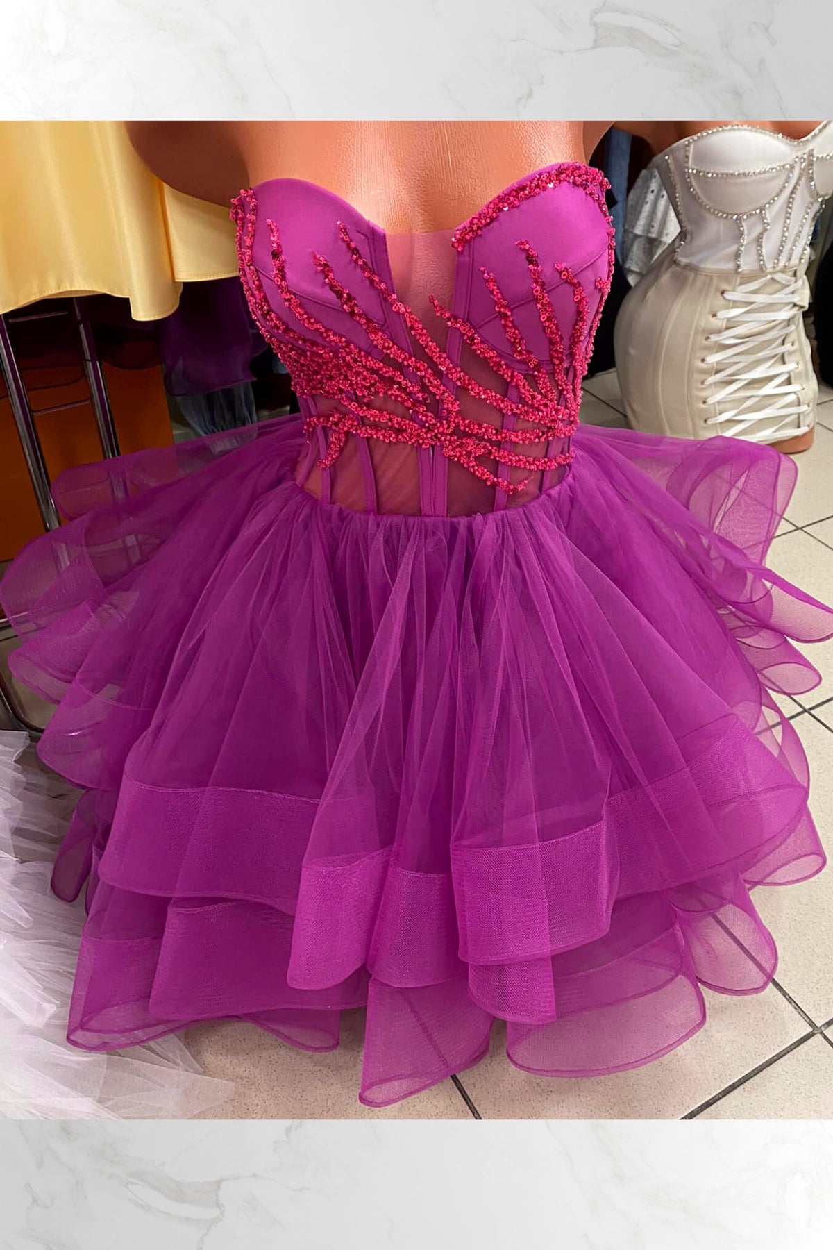 Abito princess magenta Moda-Mania con corpetto a cuore regolabile e gonna in tulle a strati, vestito corto elegante e colorato.