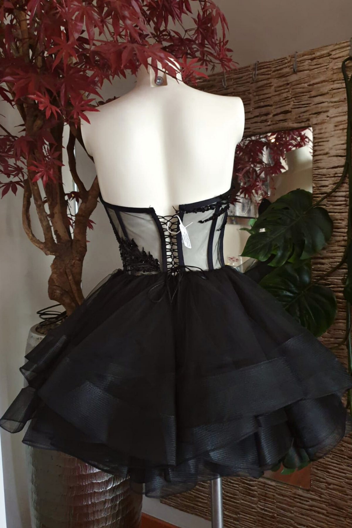 Abito princess nero Moda-Mania, con corpetto a cuore regolabile e gonna in tulle a strati, ideale per occasioni speciali.