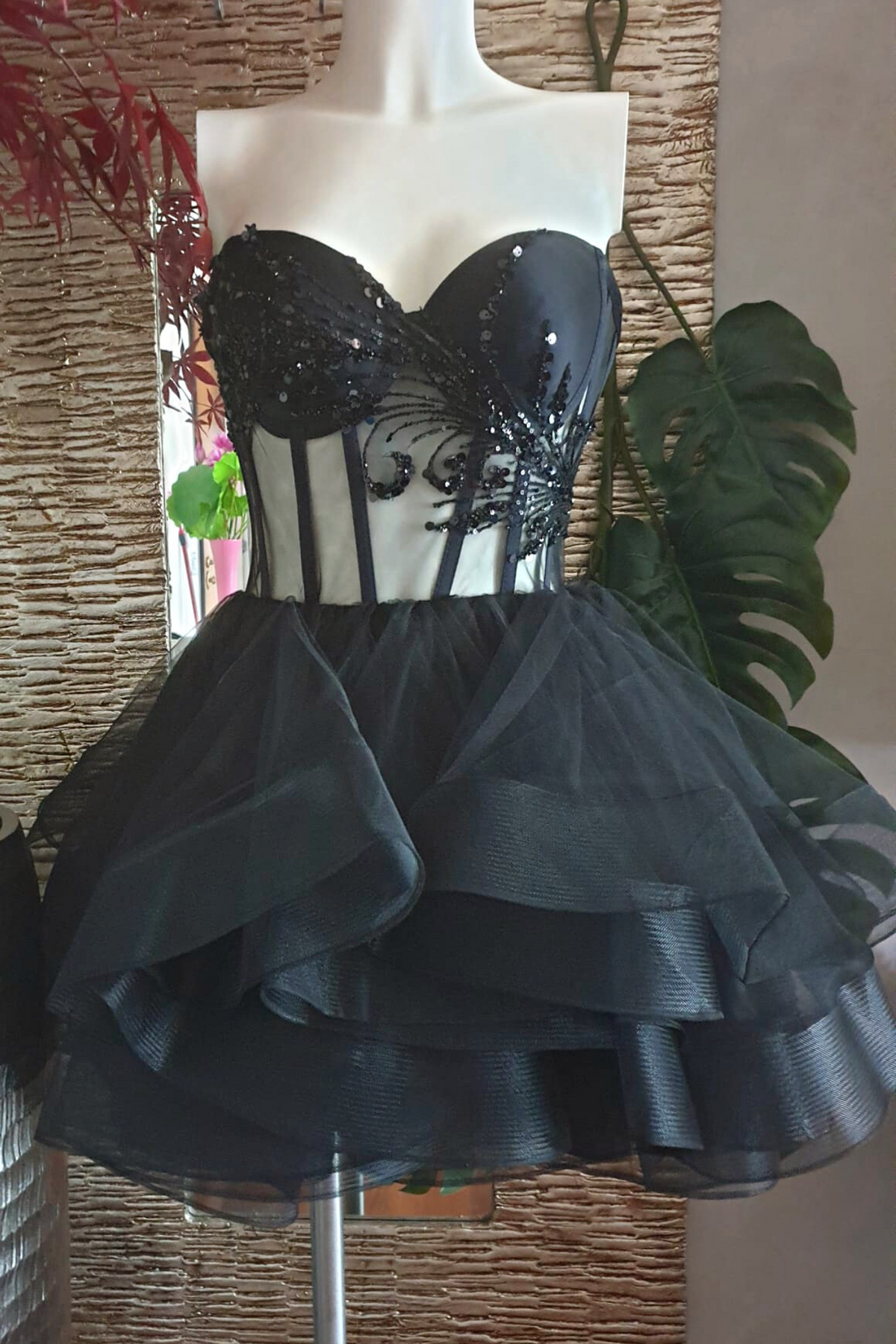 Abito princess nero Moda-Mania con corpetto a cuore regolabile e gonna in tulle a strati, perfetto per occasioni speciali.
