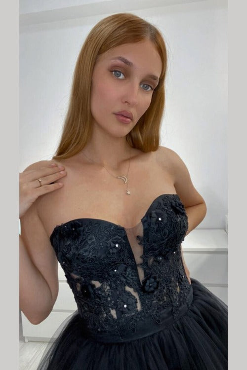 Abito princess nero Moda-Mania con corpetto floreale a cuore regolabile e gonna in tulle a strati, stile elegante e femminile.
