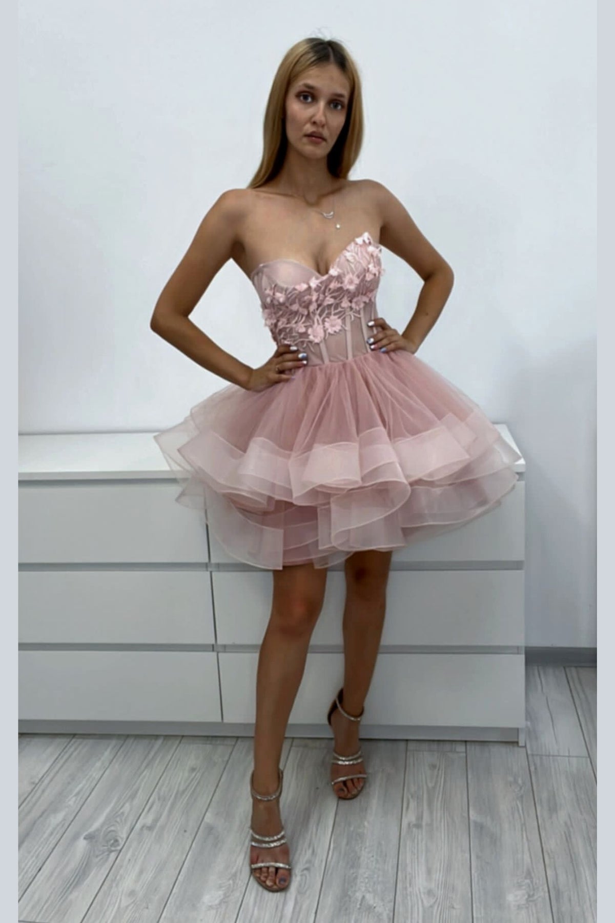 Abito princess rosa Moda-Mania, con corpetto a cuore regolabile e gonna in tulle a strati, abiti corti per occasioni speciali.