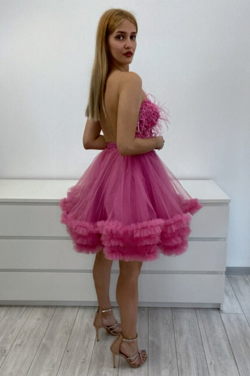 Abito corto princess rosa scuro in tulle con corpetto a fiori 3D e piume decorative, firma Moda-Mania, vista frontale.