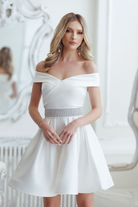 Abito princess svasato bianco Artista in taffetà, con scollo a barchetta e cintura in strass argento, vestito corto elegante