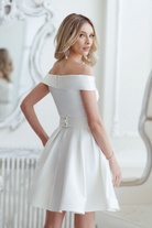 Abito princess svasato bianco Artista in taffetà con scollo a barchetta e cintura in strass argento, abiti corti eleganti.