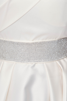 Abito princess svasato bianco Artista in taffetà con scollo a barchetta e cintura con strass argento, abiti corti eleganti.
