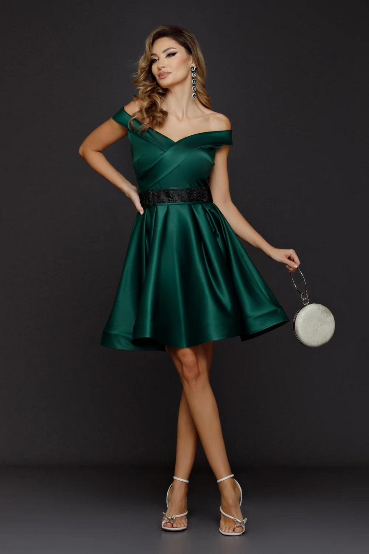 Abito corti da princess in taffetà verde smeraldo Artista, scollo a barchetta e cintura con strass nero, stile elegante e svasato.
