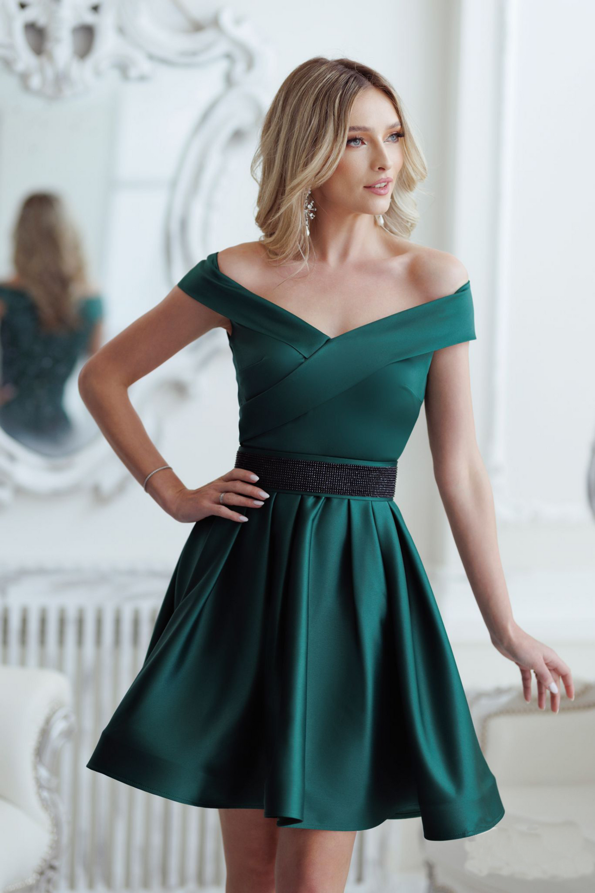Abito corto princess svasato verde smeraldo Artista in taffetà con scollo a barchetta e cintura in strass nero.