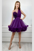 Abito princess viola prugna in tulle con corpetto a fiori 3D e piume decorative, abiti corti Moda-Mania, dettagli eleganti.