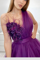 Abito princess viola prugna Moda-Mania, corto in tulle con corpetto a fiori 3D e piume decorative, elegante e femminile.