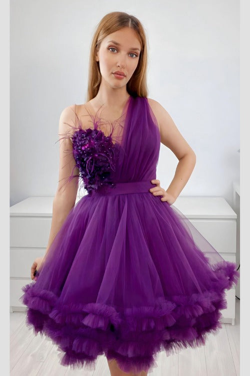 Abito princess viola prugna in tulle con corpetto a fiori 3D e piume decorative, abiti corti Moda-Mania.