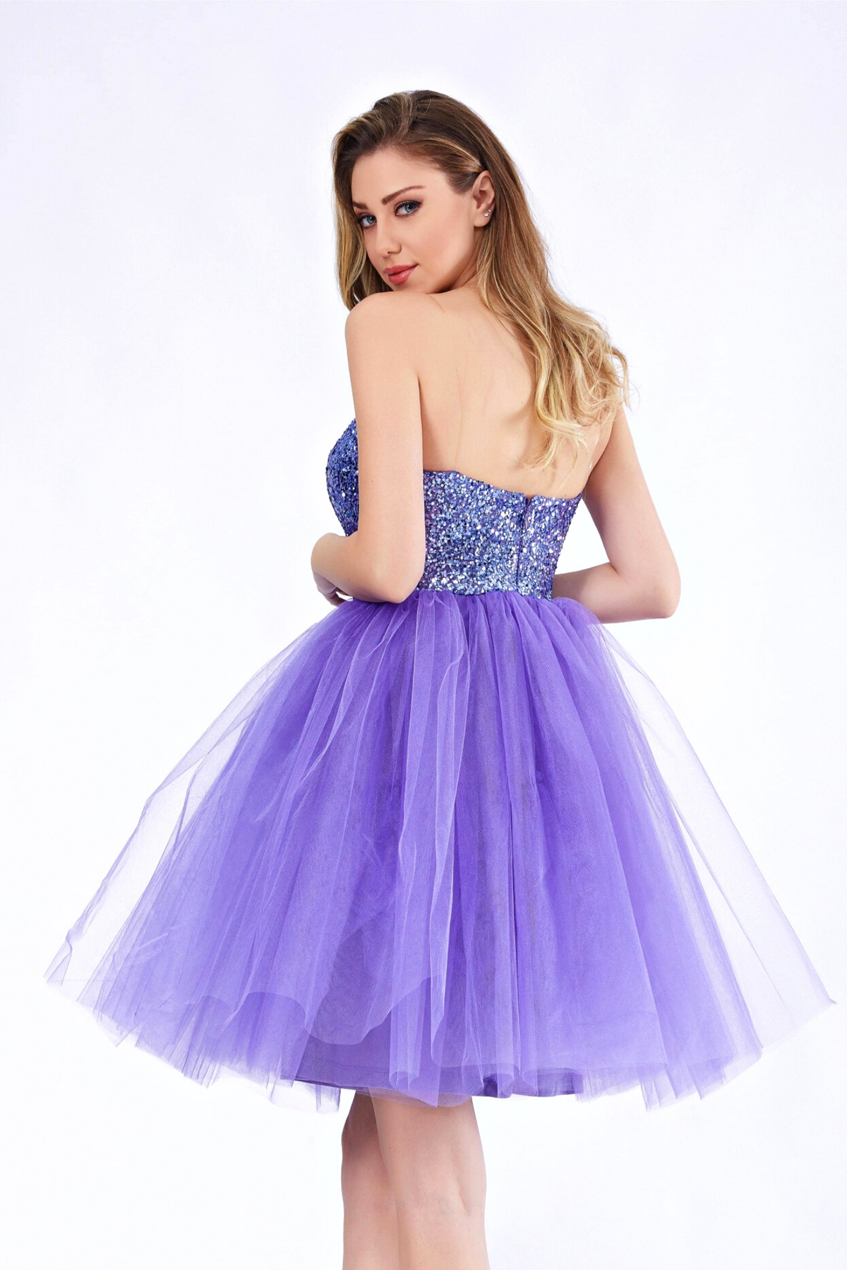 Abito princess violetto con gonna gonfia in tulle e corpetto a cuore in paillettes, abiti corti moda-manìa.