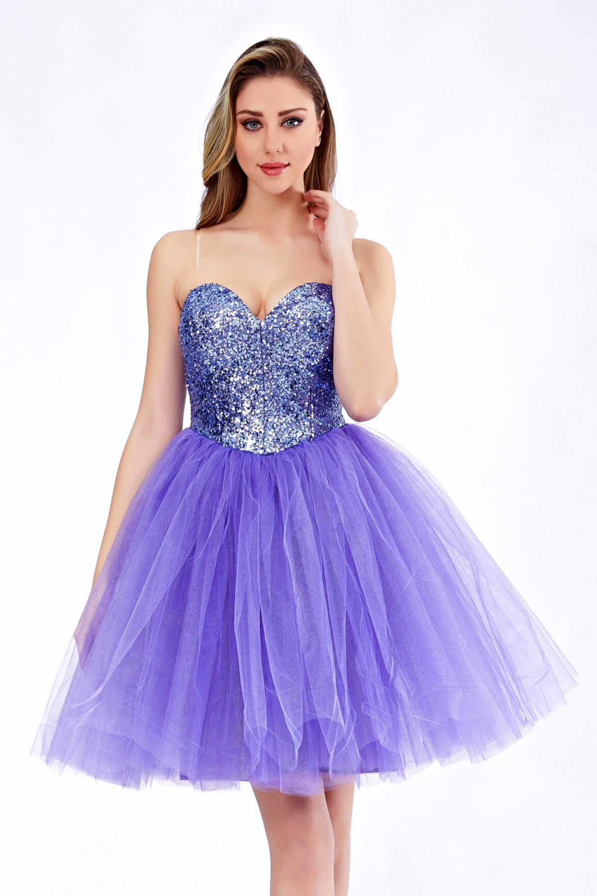 Abito princess violetto Moda-Mania con gonna gonfia in tulle e corpetto a cuore in paillettes, abito corto elegante e colorato.