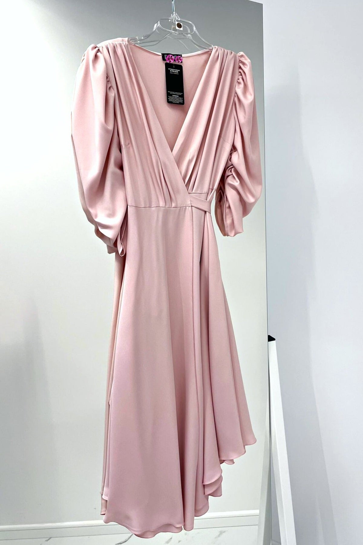 Abito midi rosa chiaro svasato con maniche a sbuffo, allacciabile in vita e spacco laterale, marca Moda-Mania.