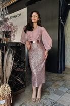 Abito rosa midi Moda-Mania con corpetto in georgette, gonna in paillettes e cintura, abito corto elegante e femminile.