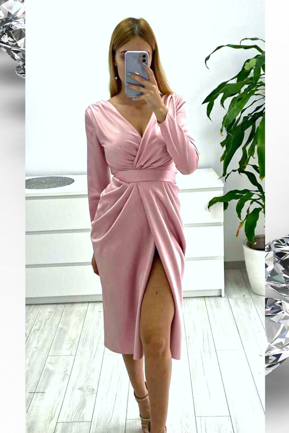 Abito rosa satinato modello a tulipano con spacco profondo e scollo a V, abito corto di Moda-Mania in tessuto lucido.