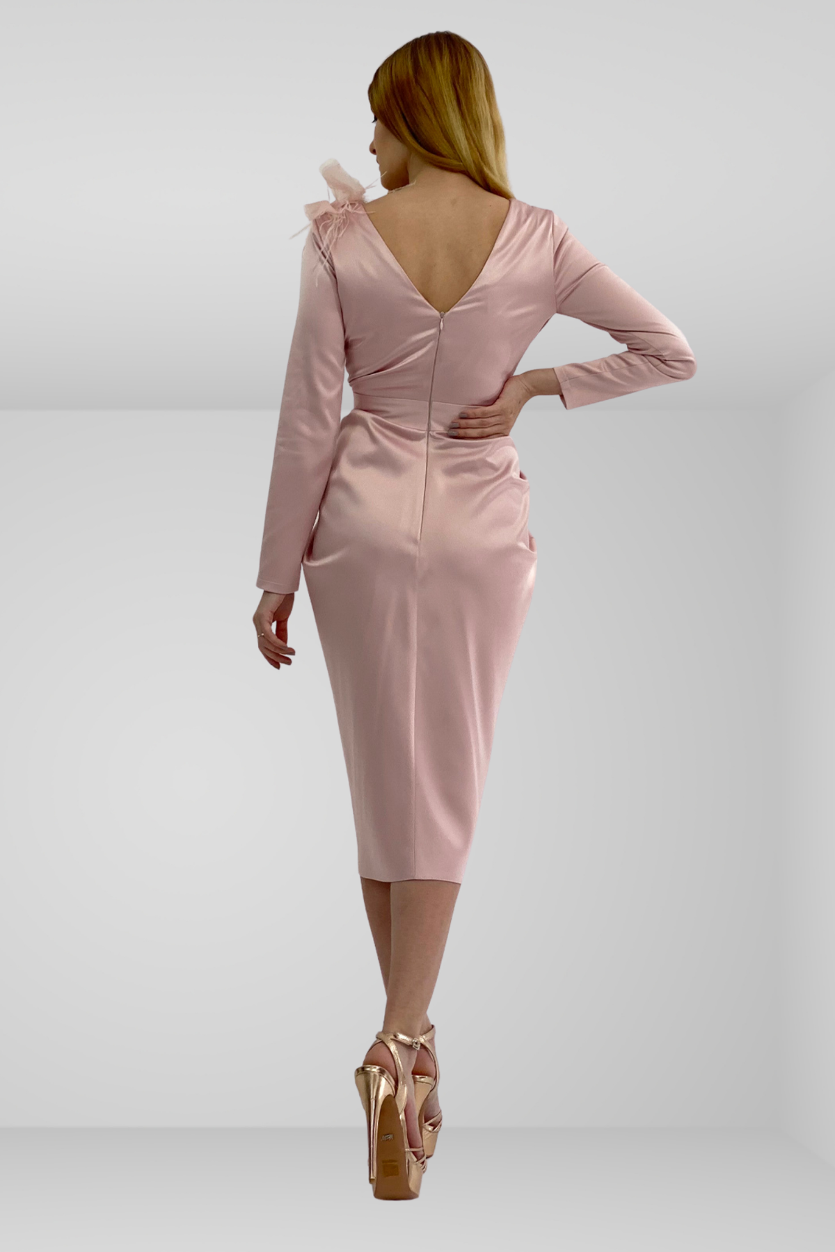 Abito rosa satinato modello a tulipano con scollo a V e spacco profondo, vestito corto di Moda-Mania.