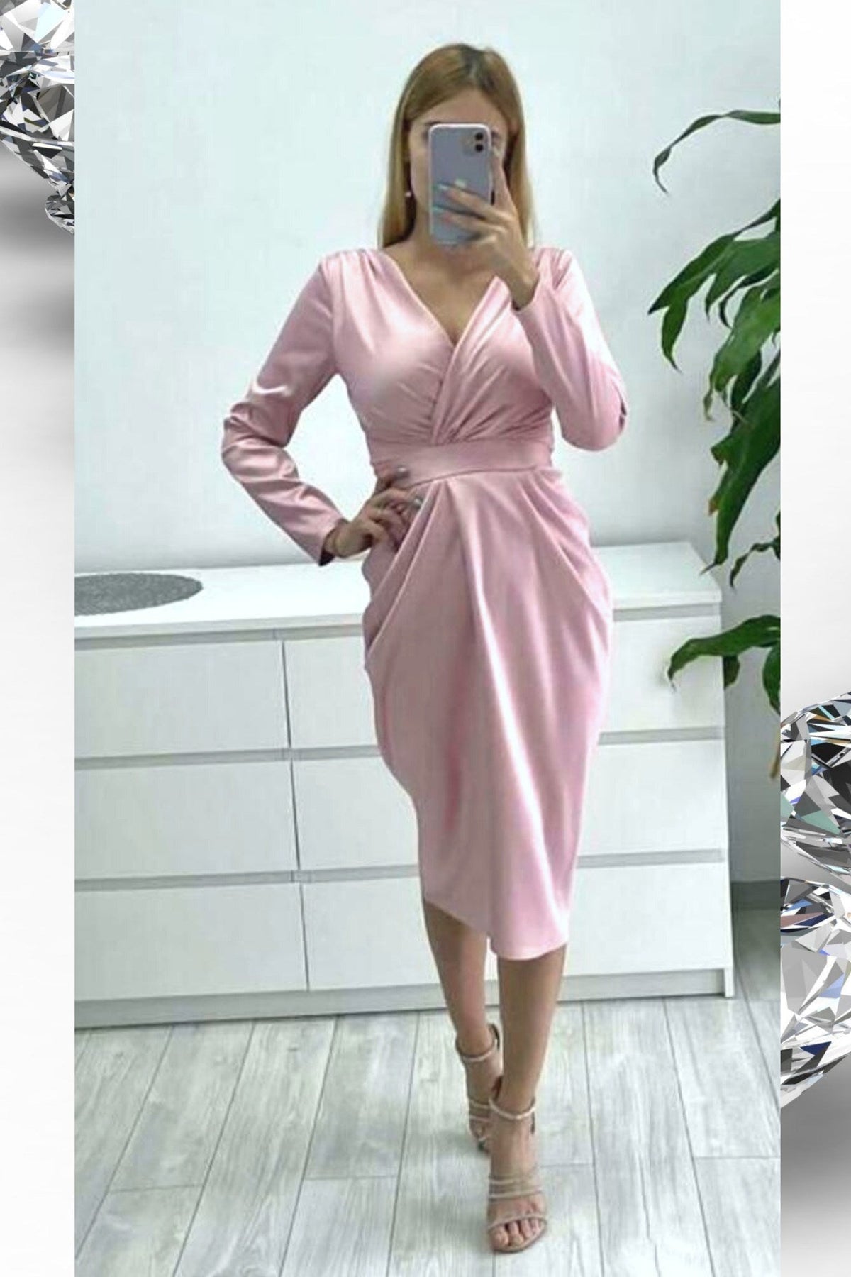 Abito rosa satinato modello a tulipano con scollo a V e spacco profondo, abito corto elegante di Moda-Mania.