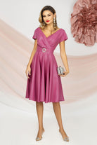 Abito rosa scuro corto al ginocchio svasato Pretty Girl con cinturino in tessuto e fibbia con cristalli, dettaglio elegante e femminile.