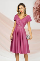Abito rosa scuro corto al ginocchio svasato Pretty Girl con cinturino in tessuto e fibbia argento con cristalli.
