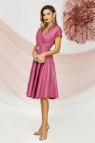 Abito rosa scuro corto al ginocchio svasato Pretty Girl con cinturino in tessuto e fibbia argento con cristalli.