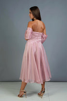 Abito midi rosa svasato in organza Moda-Mania con scollo a cuore e maniche cadenti, elegante e femminile.