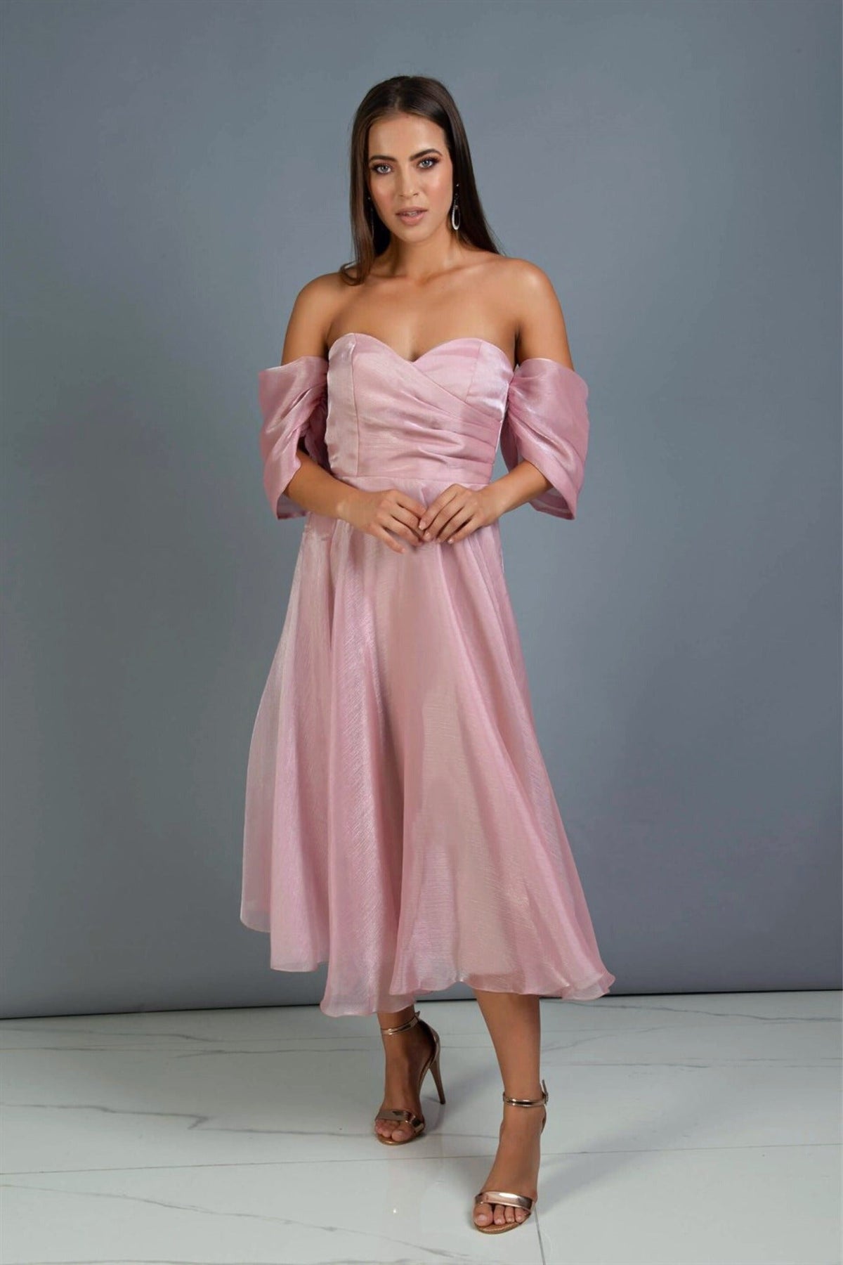 Abito midi rosa svasato in organza con scollo a cuore e maniche cadenti, design elegante e femminile di Moda-Mania.