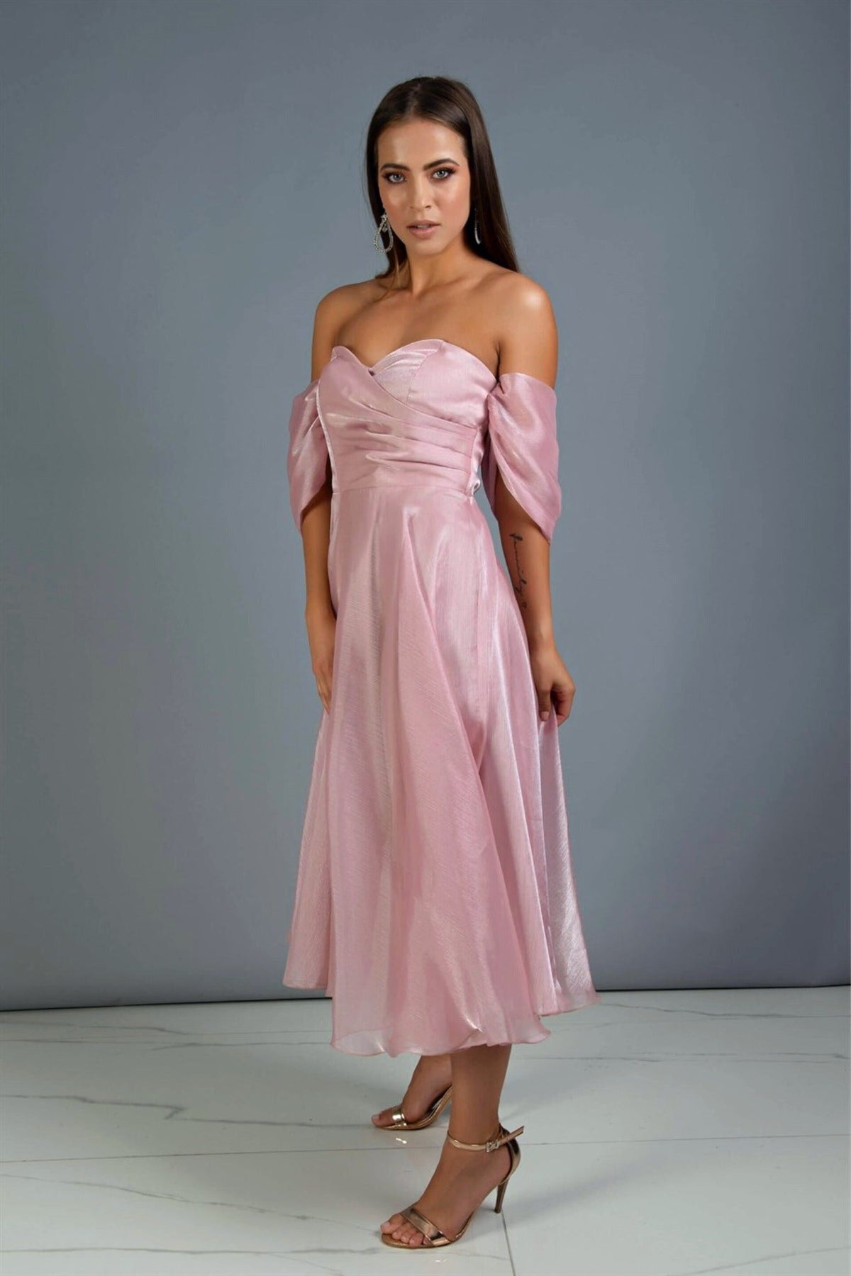 Abito midi rosa svasato in organza con scollo a cuore e maniche cadenti, firma Moda-Mania, visibile nella foto.