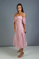 Abito midi rosa svasato in organza con scollo a cuore e maniche cadenti, firma Moda-Mania, visibile nella foto.
